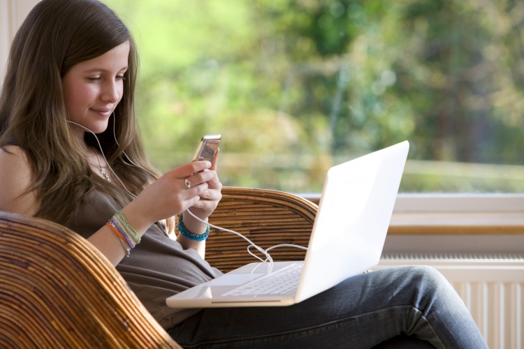 Eleonora Ceccarelli Psicologa - Gli adolescenti e la comunicazione ai tempi di internet... Riflessioni tra i banchi di scuola